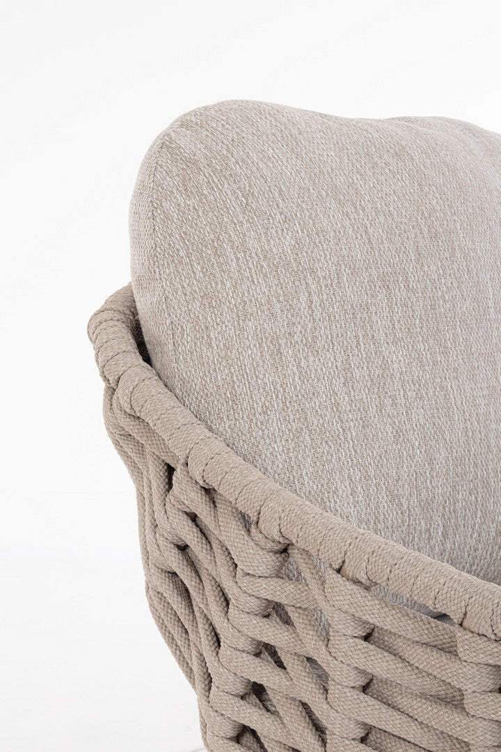 Tamires Luxus Outdoor Sessel in Beige mit nachhaltigem Teakholz und wetterfestem Geflecht, kombiniert Exklusivität mit Komfort.