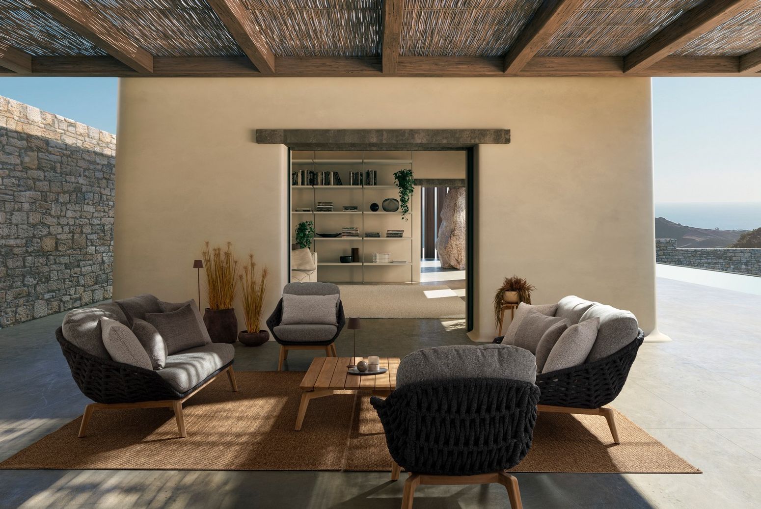 Imagebild des Sofa Tamires in Anthrazit mit Teakholzbeinen und Seilgeflecht | Bizzotto bei STUFF Shop kaufen