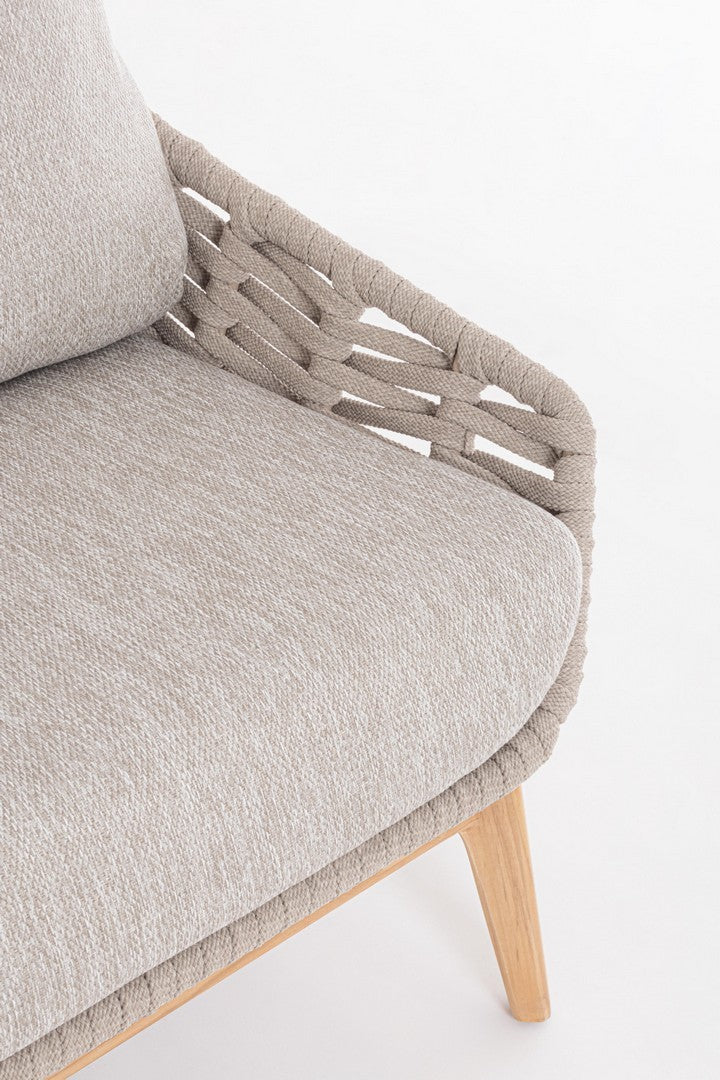 Detailansicht des Sofa Tamires in Beige mit Teakholzbeinen und Seilgeflecht.