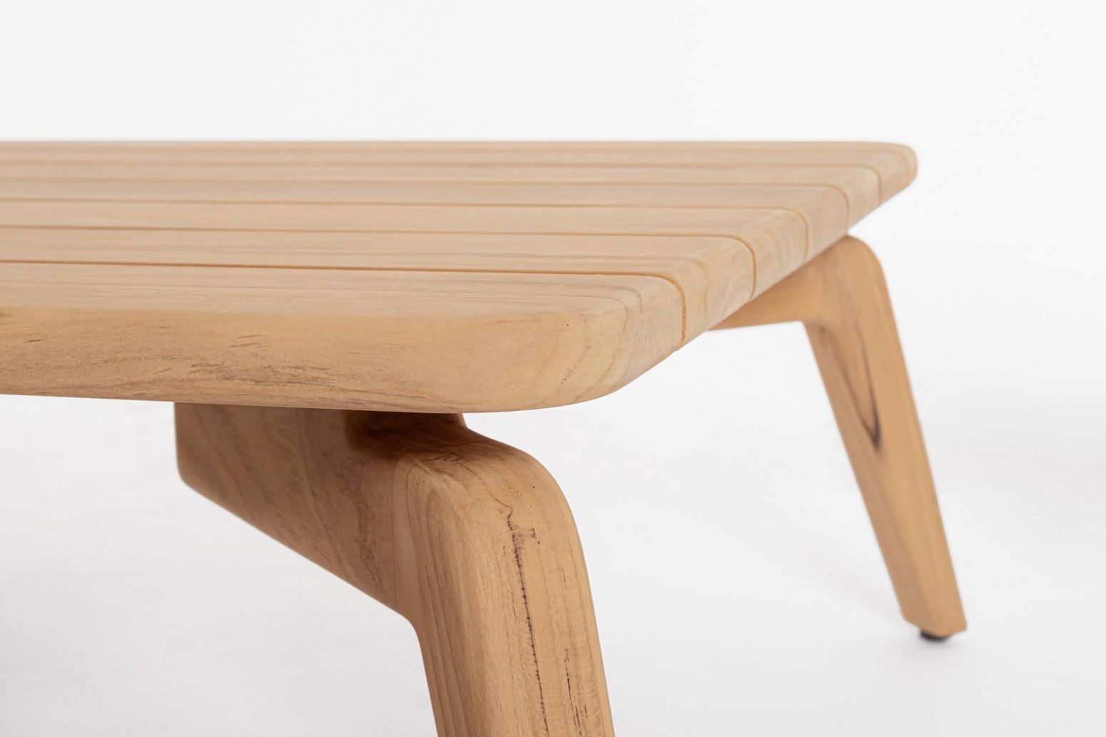Couchtisch Tamires Outdoor kombiniert mit modernen Outdoor-Sesseln Detail.