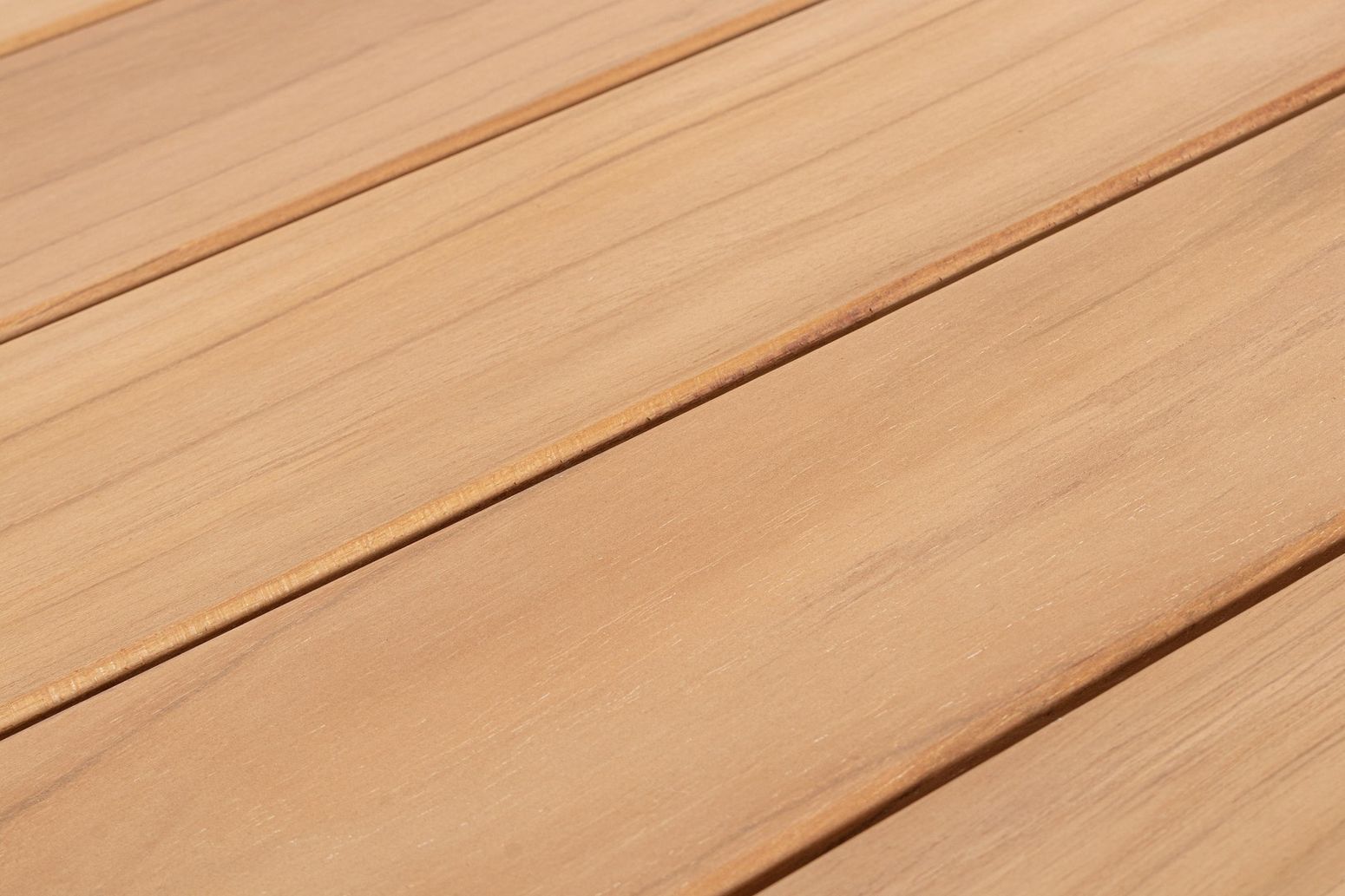 Couchtisch Tamires Outdoor kombiniert mit modernen Outdoor-Sesseln Detail.