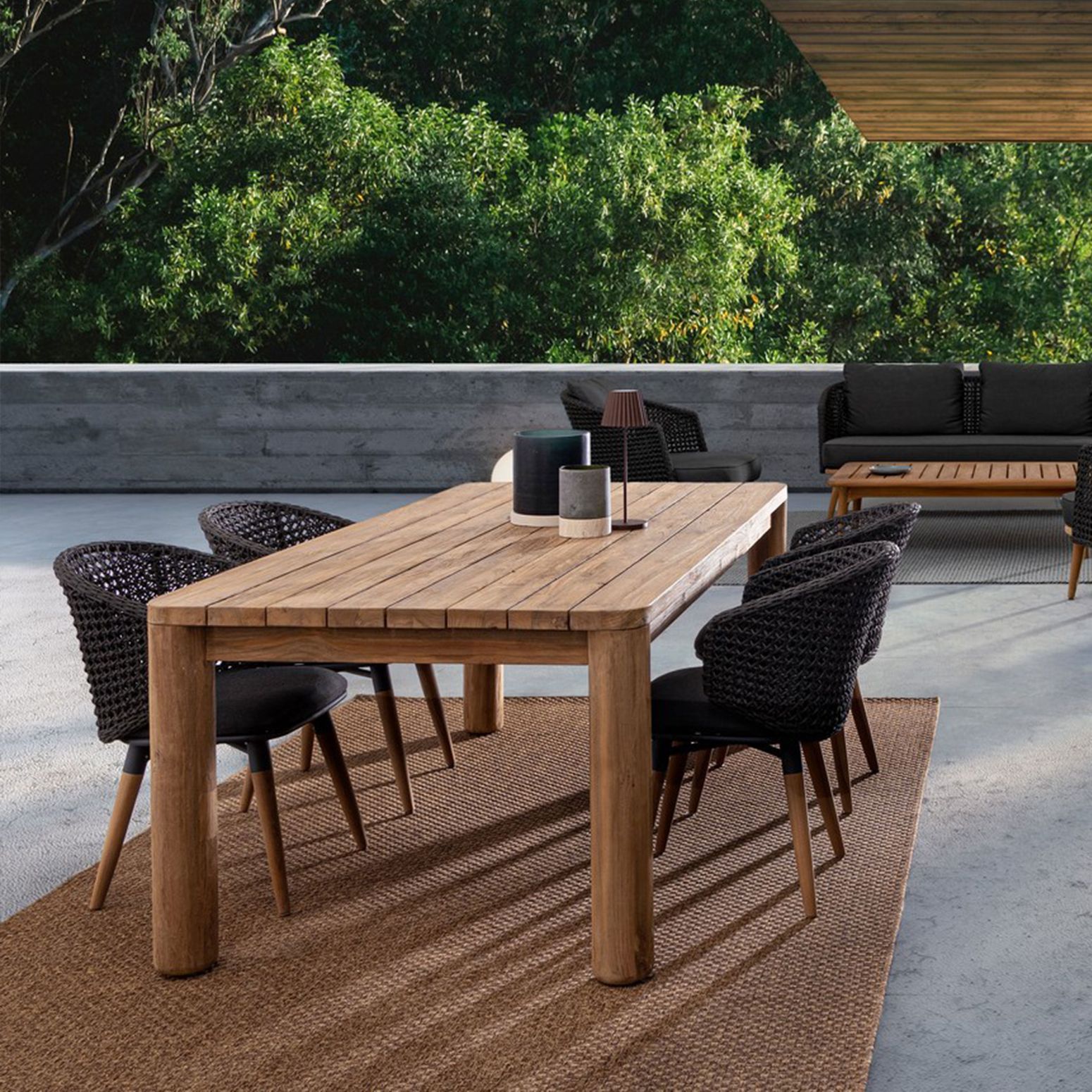 Esstisch Maverick Outdoor, im Einsatz auf der Terrasse mit verschiedenen Stühlen