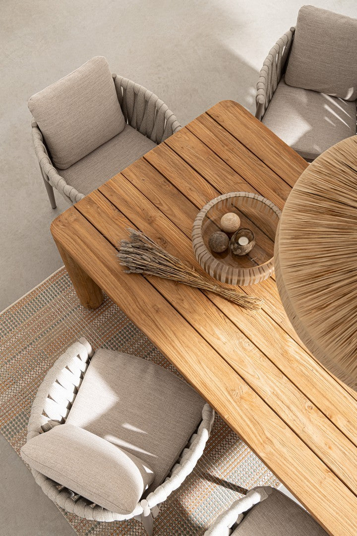 Esstisch Maverick Outdoor, natürliche Teak-Farbe und Feinbearbeitung.