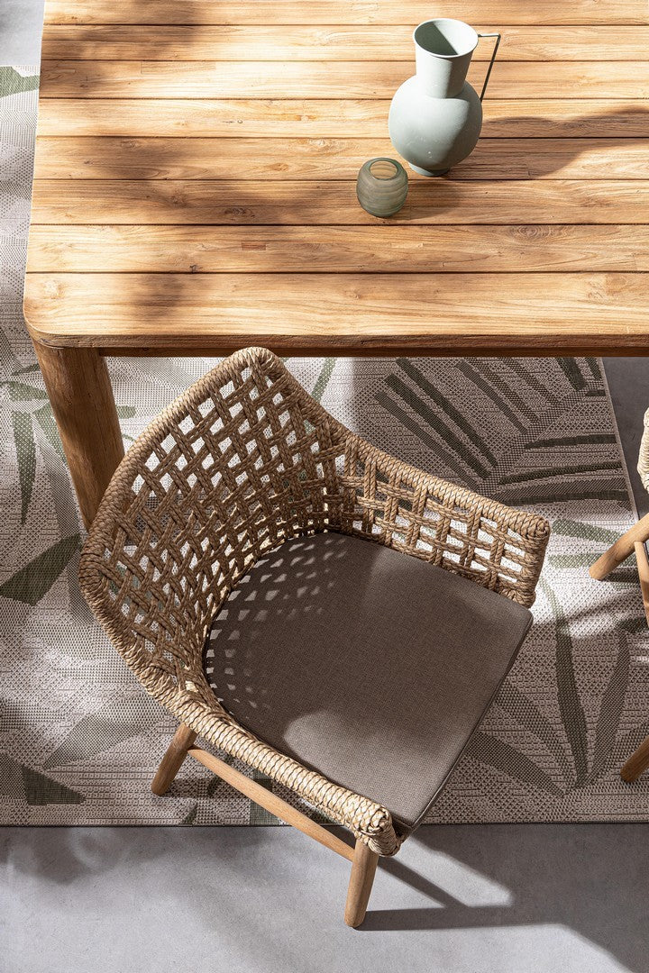 Esstisch Maverick Outdoor, natürliche Teak-Farbe und Feinbearbeitung.