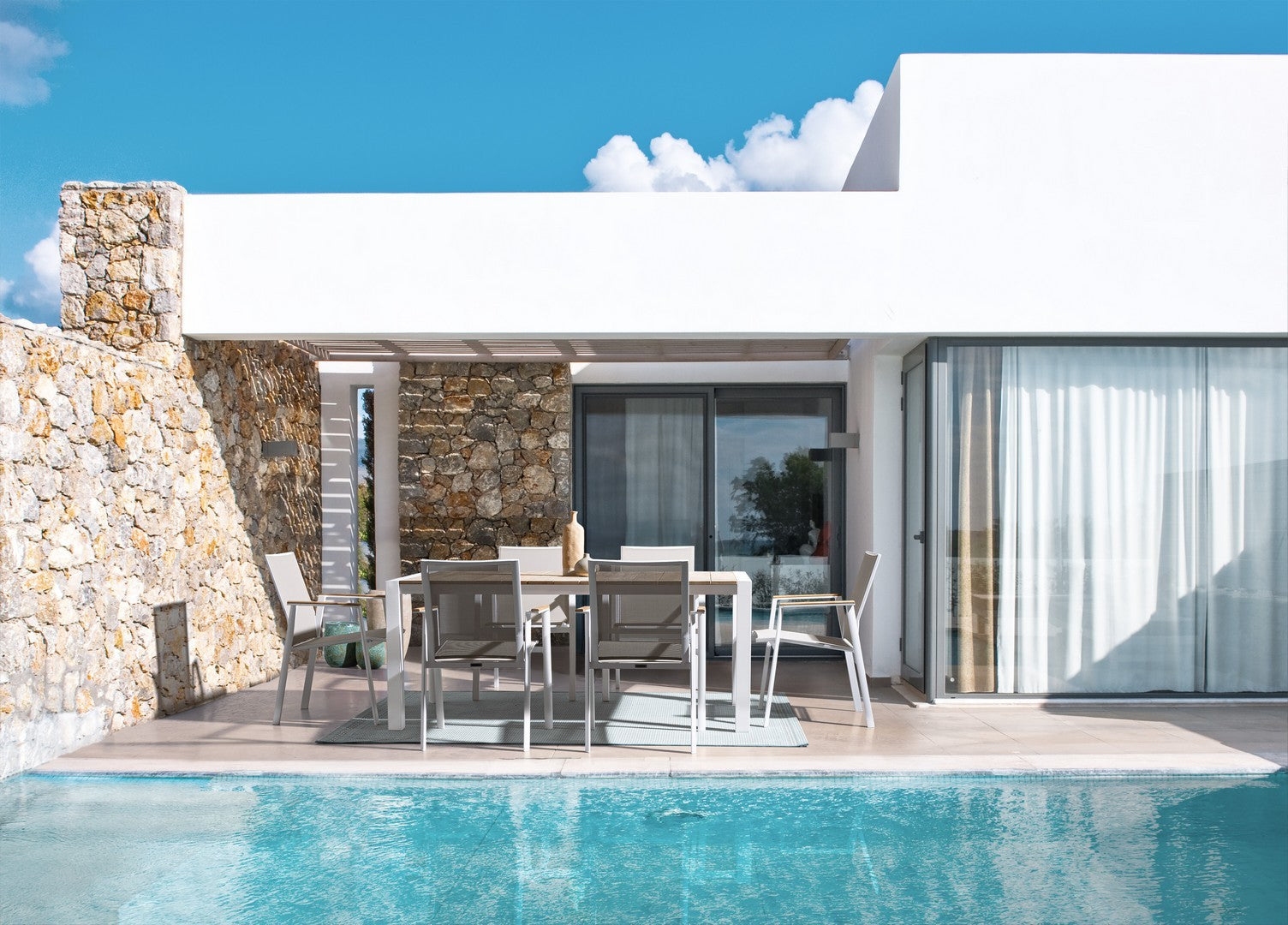 Esstisch Cameron Outdoor Weiß mit Stühlen auf Terrasse