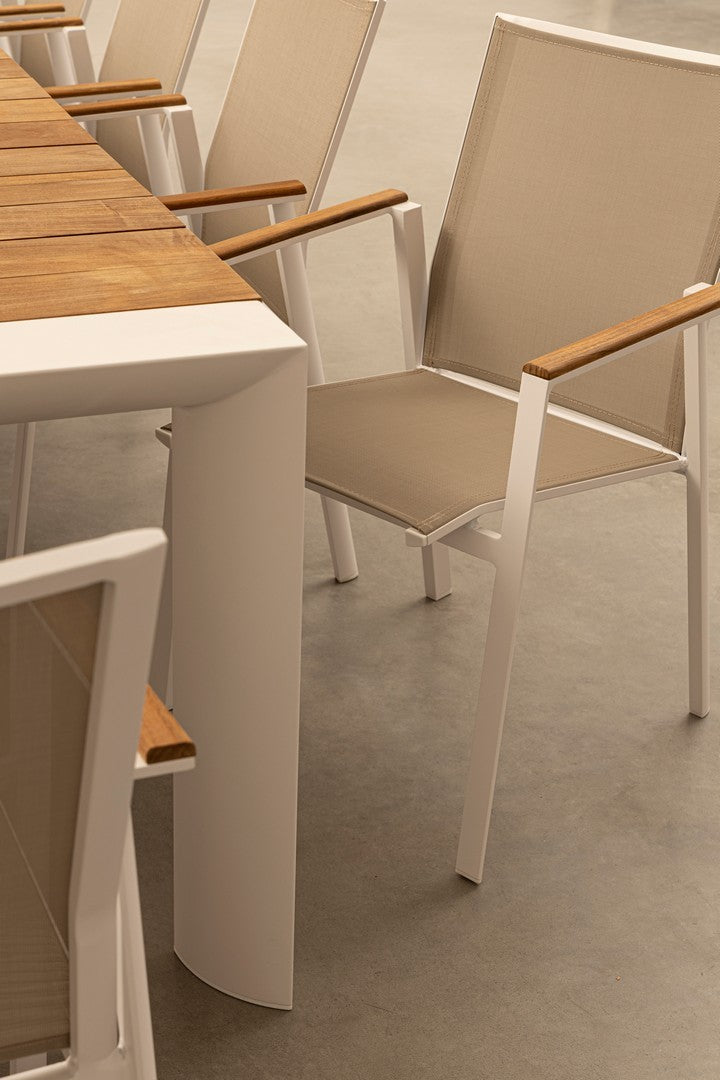 Moderner Outdoor Stuhl Cameron in Weiß mit Teakholz-Armlehnen und Textilene-Bezug.