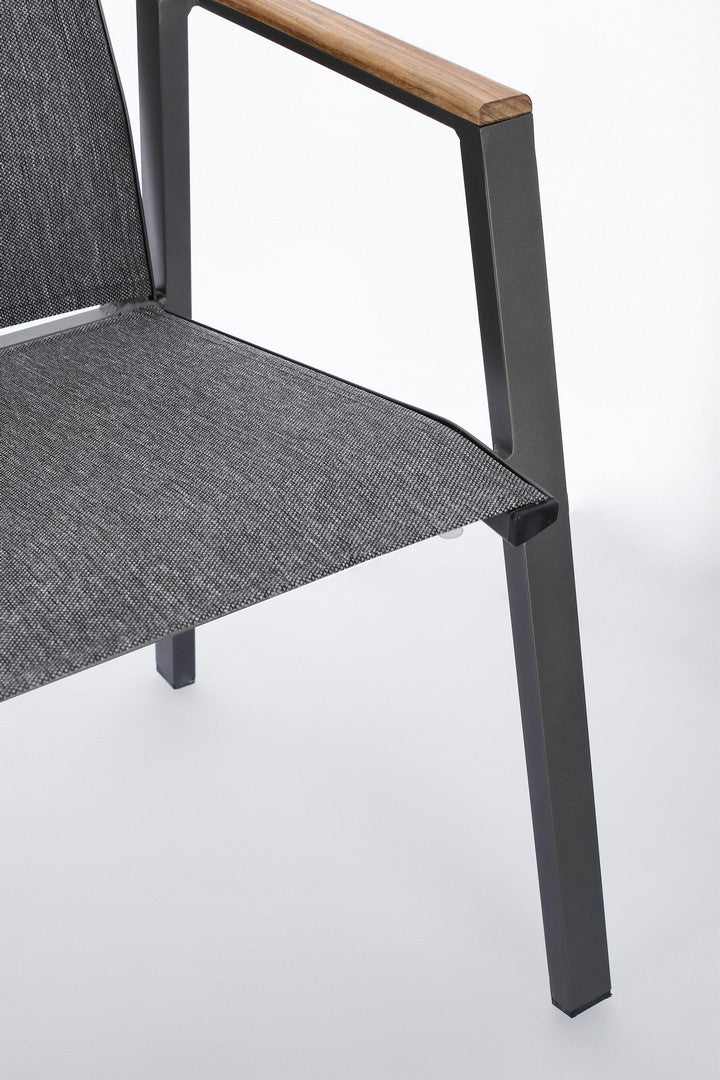 Nahaufnahme der Textilene-Bespannung und der Teakholz-Einsätze des Cameron Outdoor Stuhls in Schwarz.