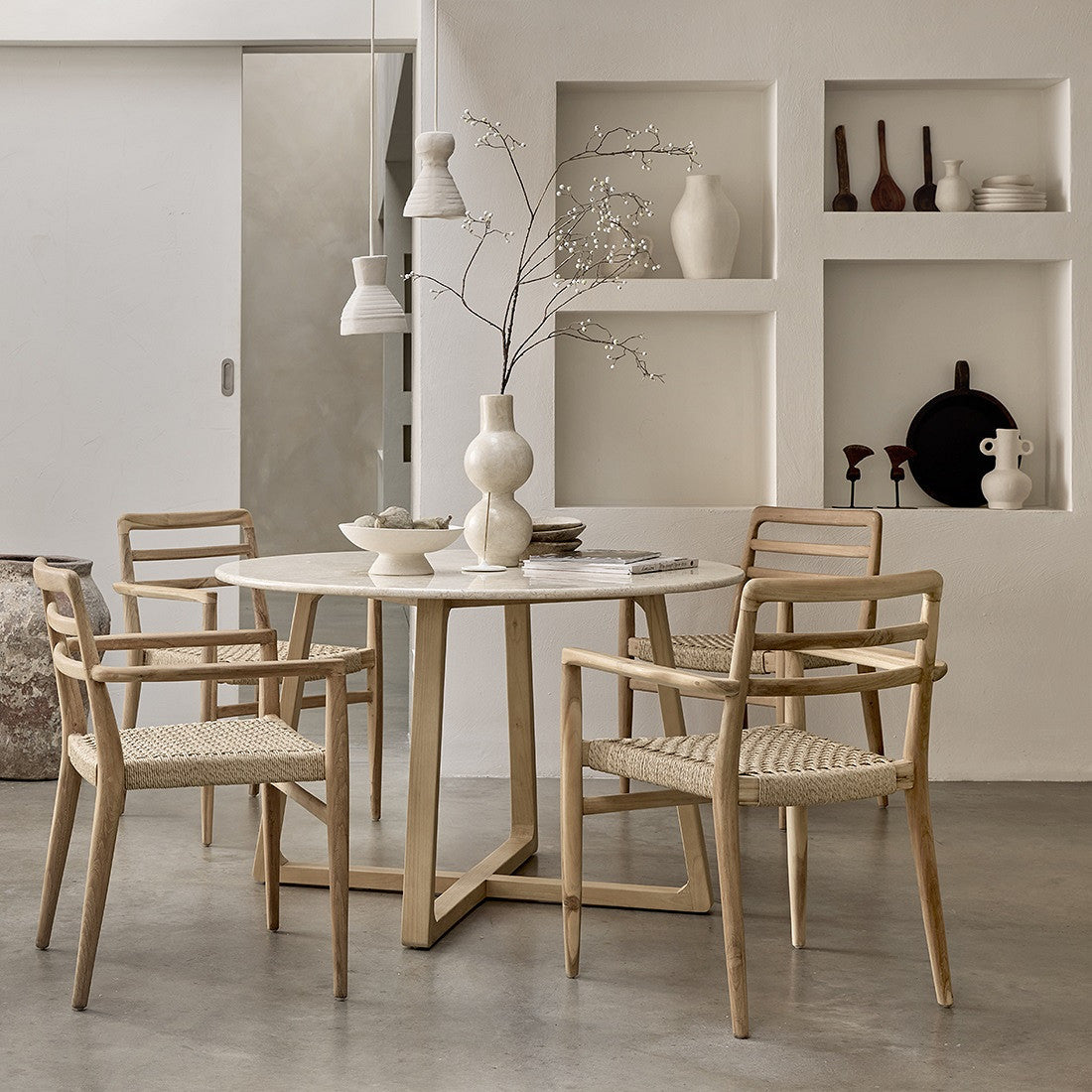 Seitliche Perspektive des Outdoor-Stuhl Armlehne Teakscape, hervorhebend das natürliche Teakholz