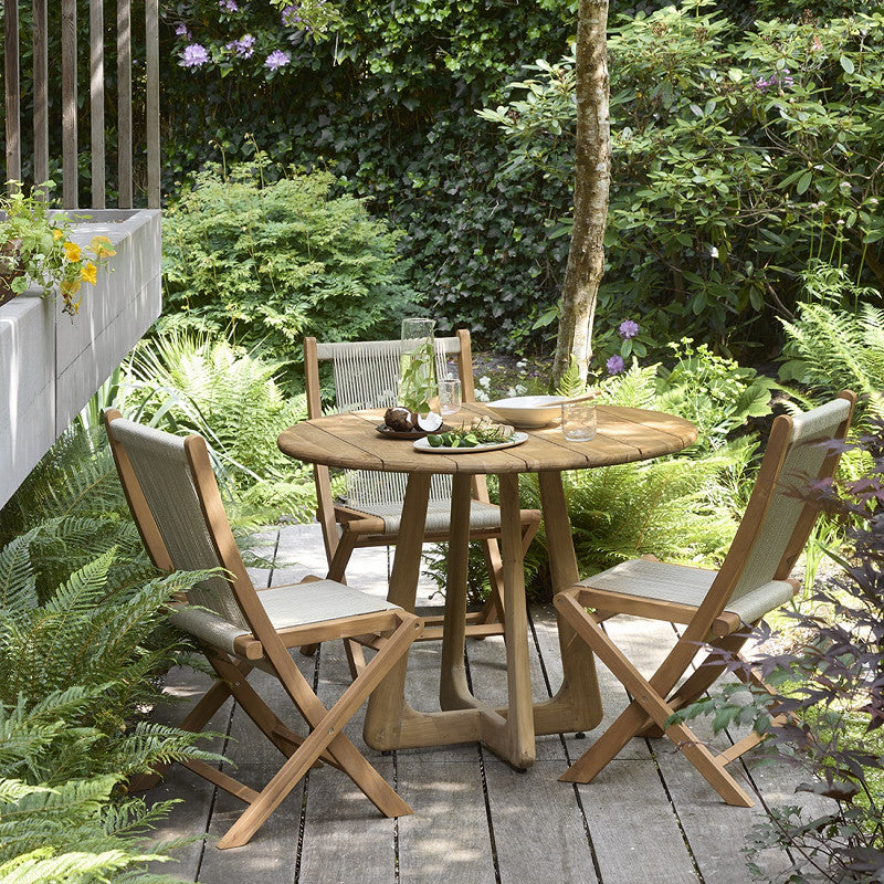 Gesamtansicht des runden Outdoor Tisches Teakscape mit natürlichem Finish