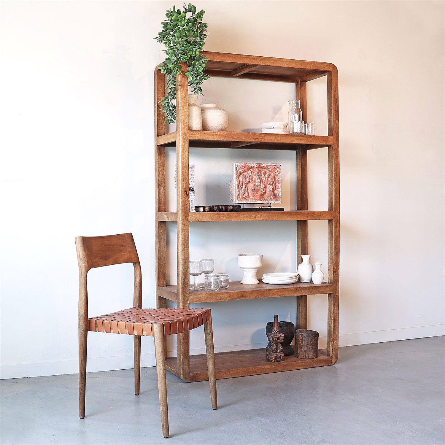 Mangoholz-Regal STUFF Loft in einem modern gestalteten Raum