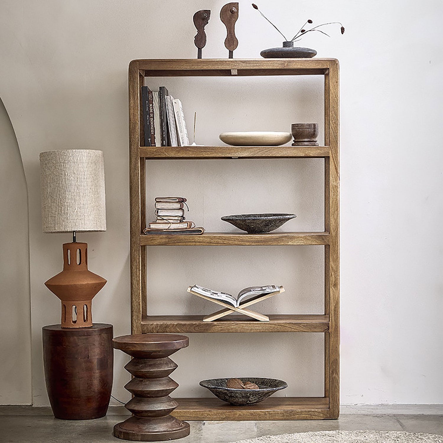 Mangoholz-Regal STUFF Loft in einem modern gestalteten Raum