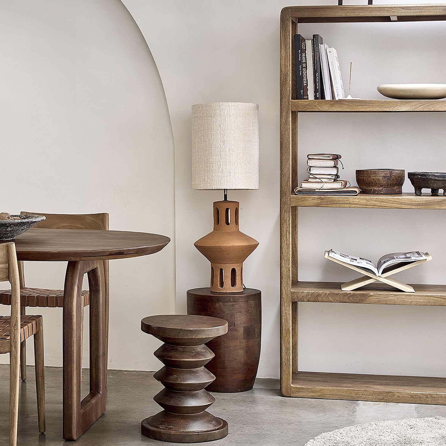 Mangoholz-Regal STUFF Loft in einem modern gestalteten Raum