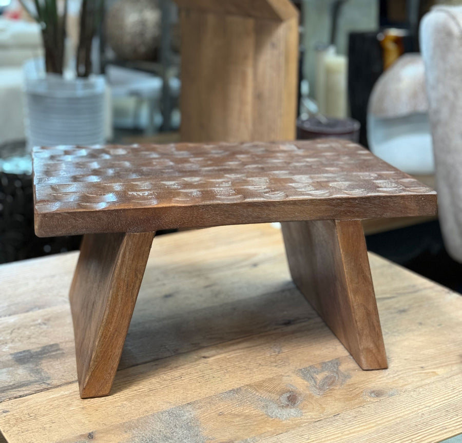 Rustikaler Mangoholz-Hocker in Braun mit gemeißelter Oberfläche