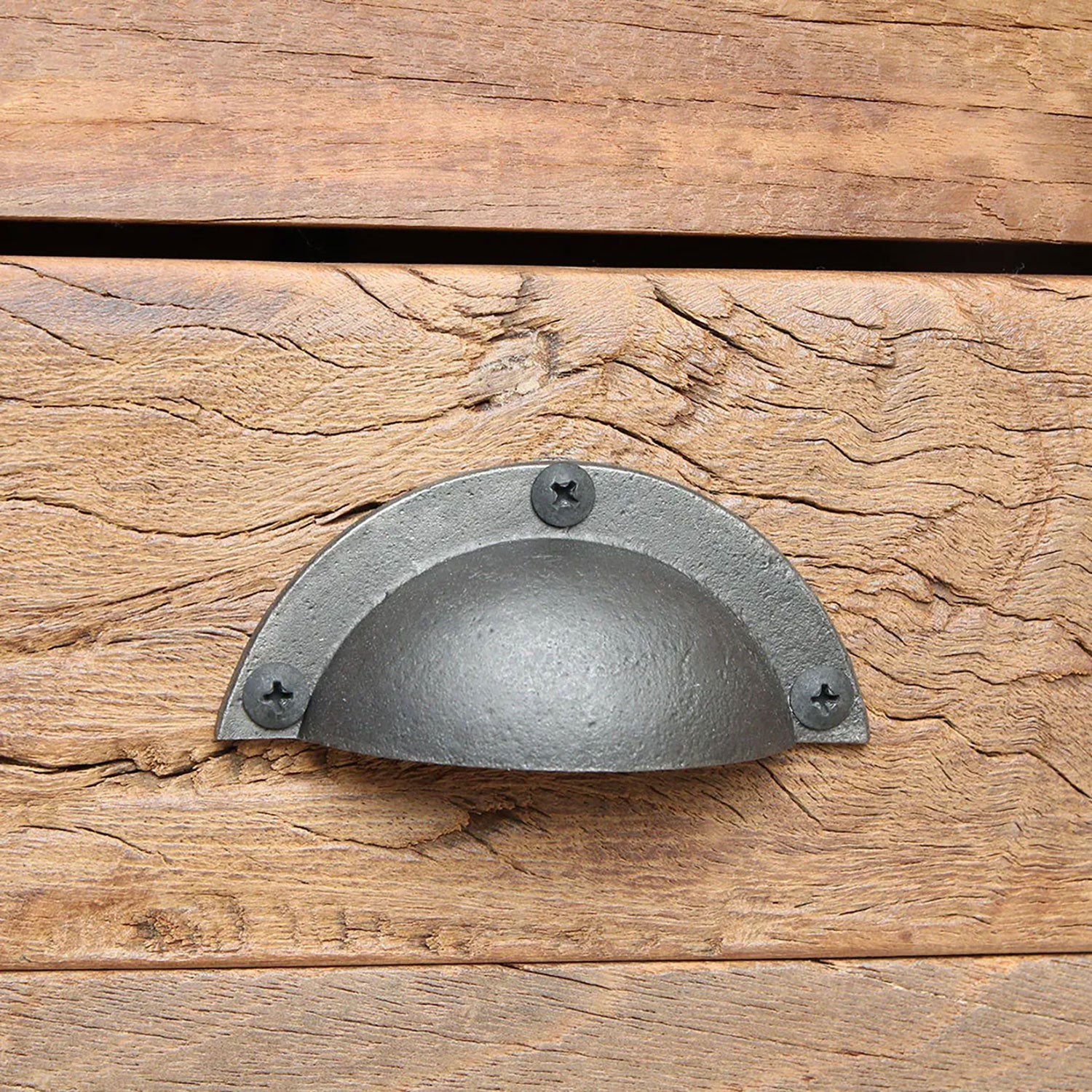 Detailansicht der rustikalen Metallgriffe