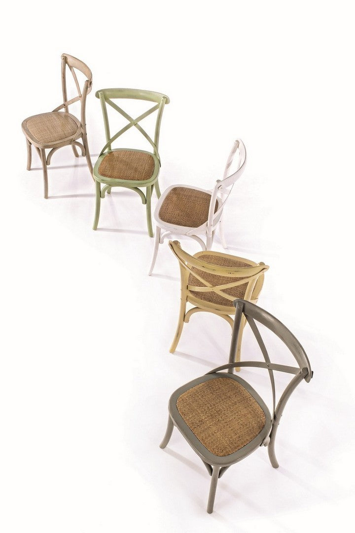 Klassischer Restaurant Stuhl Cross von Bizzotto in verschiedenen Farben mit Ulmenholzrahmen und gepolsterter Rattansitzfläche.