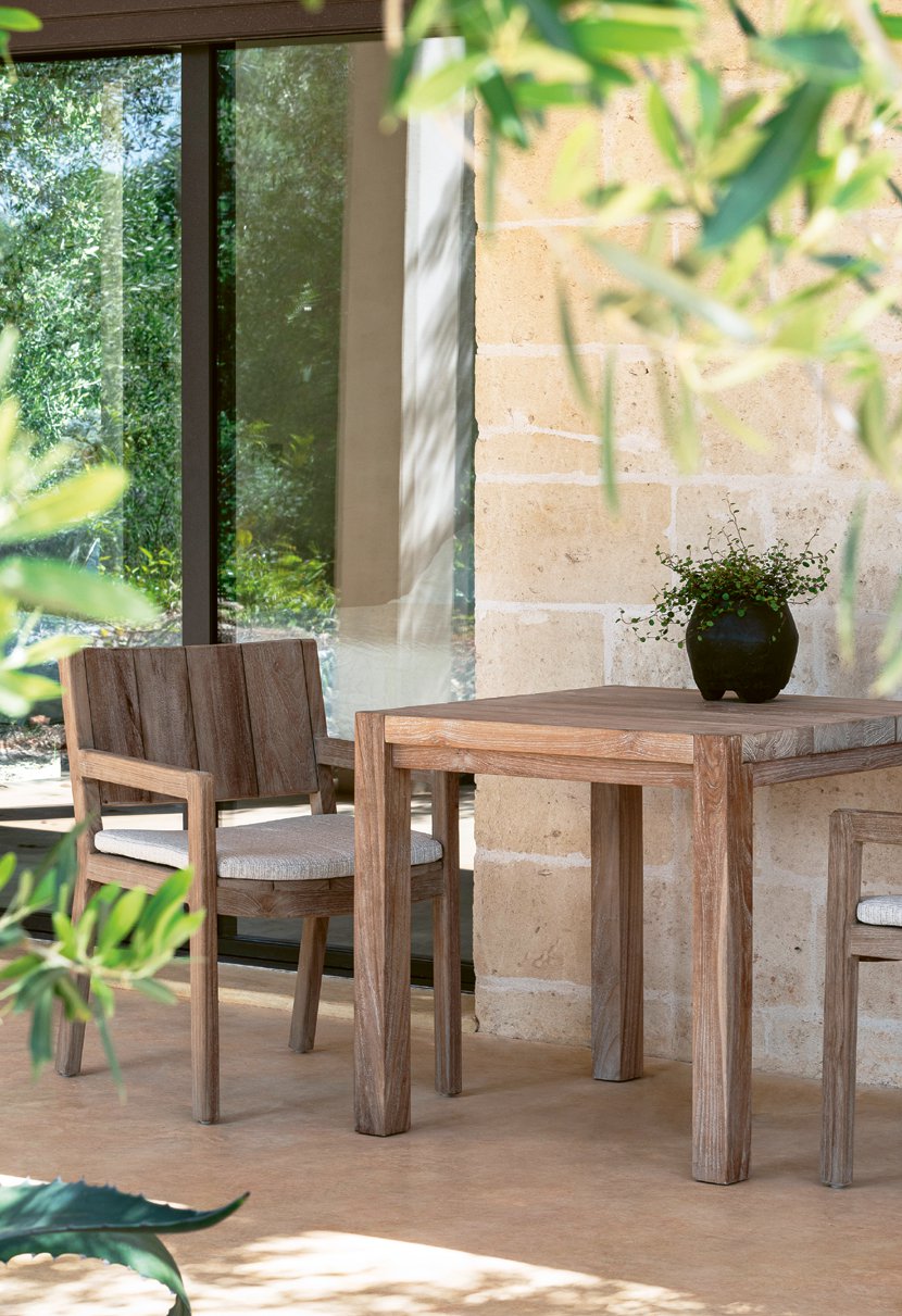 Armlehnenstuhl Mario Teak aus massivem Teakholz Natural Grey | handgefertigt und wetterfest | optionales Sitzpolster in exklusiven Outdoor-Stoffen