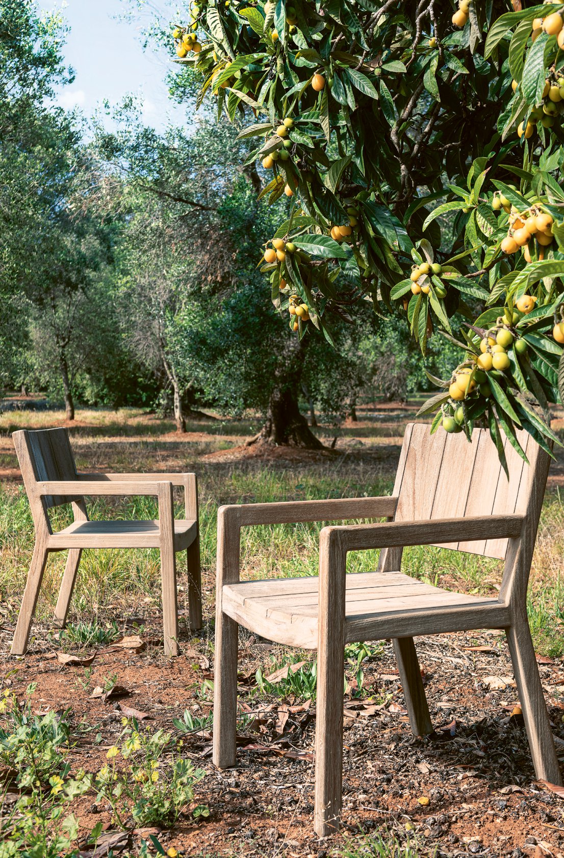 Armlehnenstuhl Mario Teak aus massivem Teakholz Natural Grey | handgefertigt und wetterfest | optionales Sitzpolster in exklusiven Outdoor-Stoffen