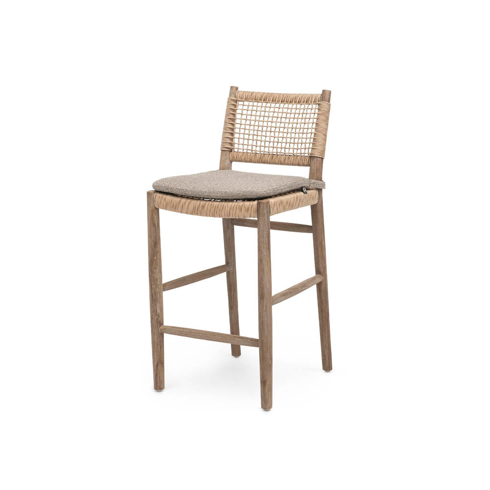 Gommaire Outdoor Barstuhl Mieke aus Teakholz und PE-Geflecht in der Farbe Sand.