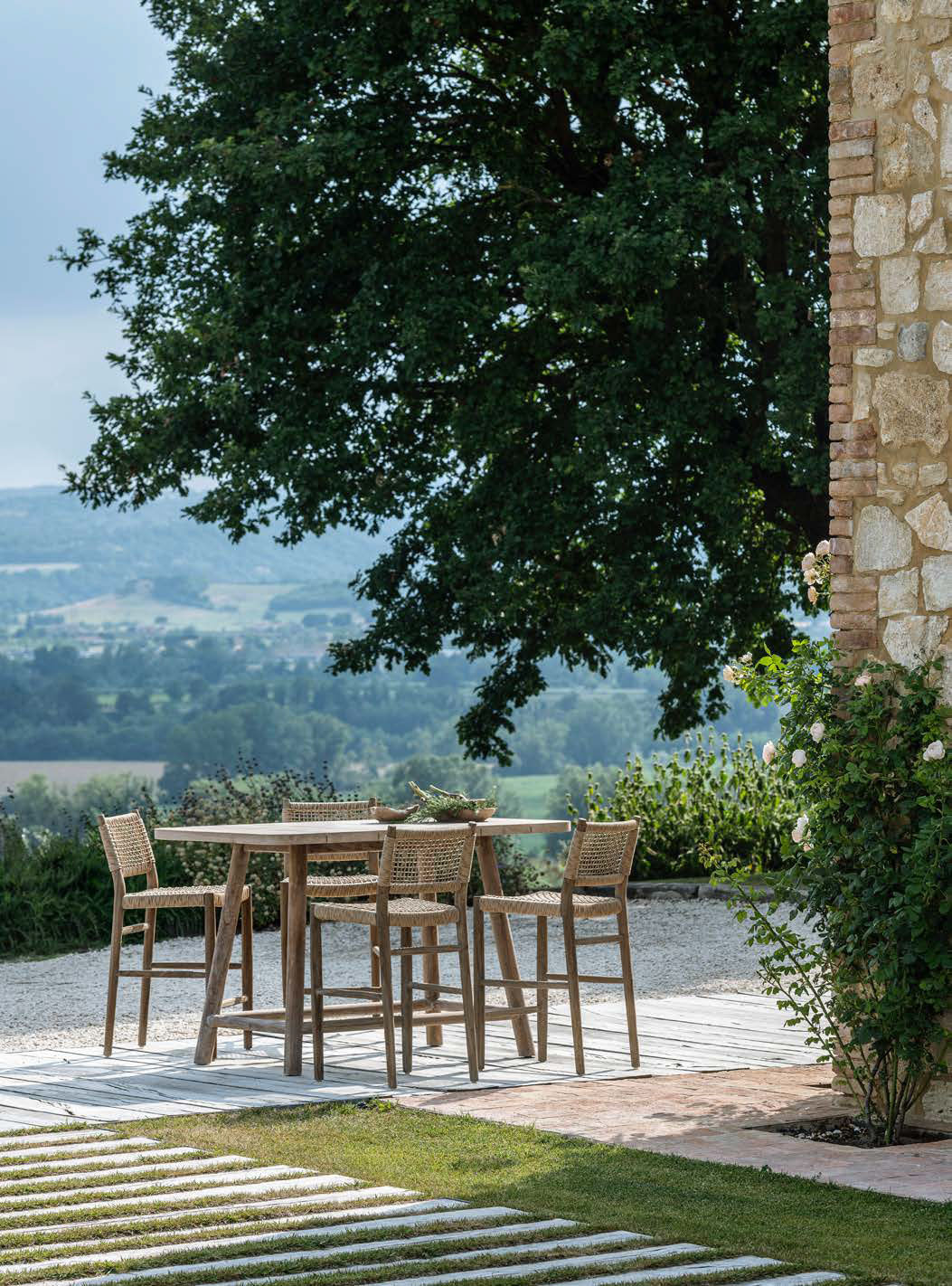 Gommaire Outdoor Barstuhl Mieke aus Teakholz und PE-Geflecht in der Farbe Sand.
