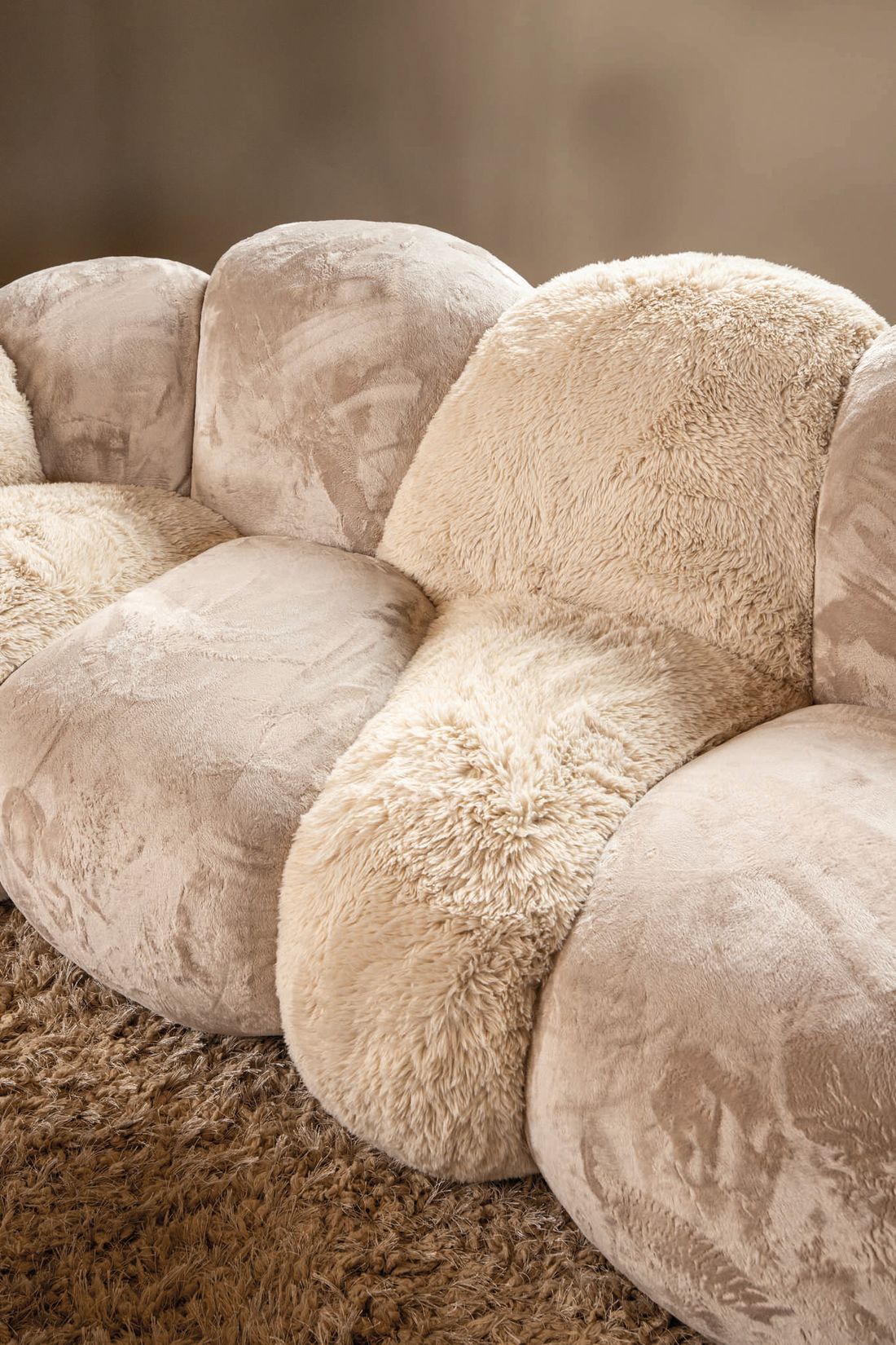 Detailaufnahme des weichen Lush-Stoffs Curvae Sofas von PTMD in Beige