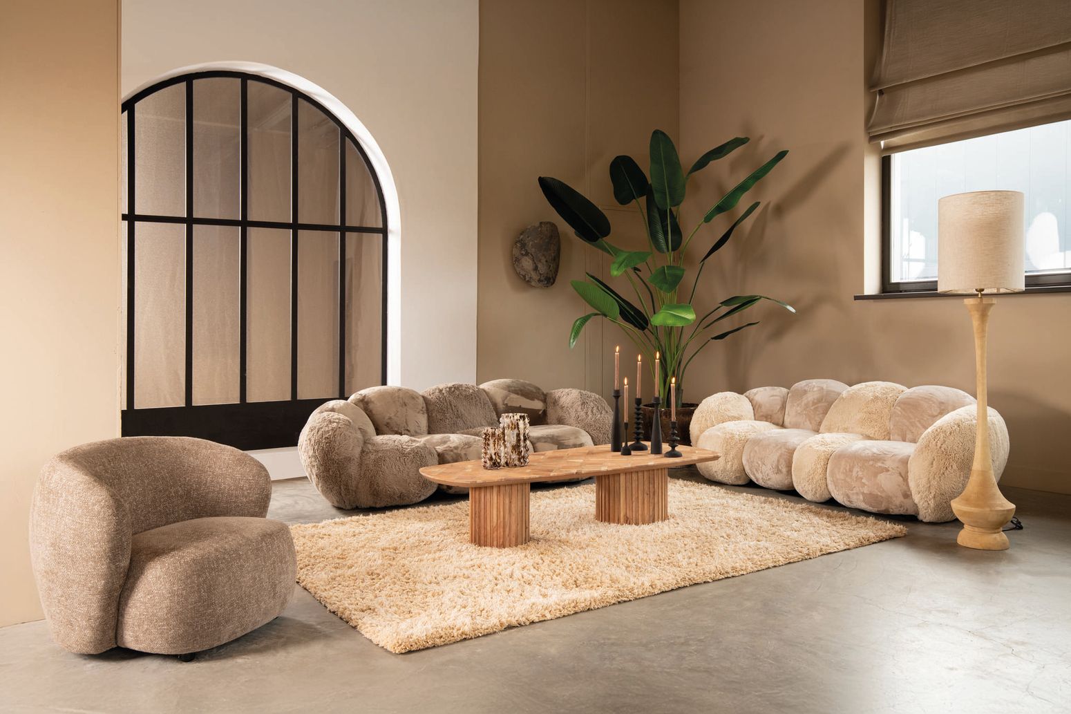 Curvae Sofa Lush von PTMD in Beige und Taupe, organische Form im modernen Wohnbereich