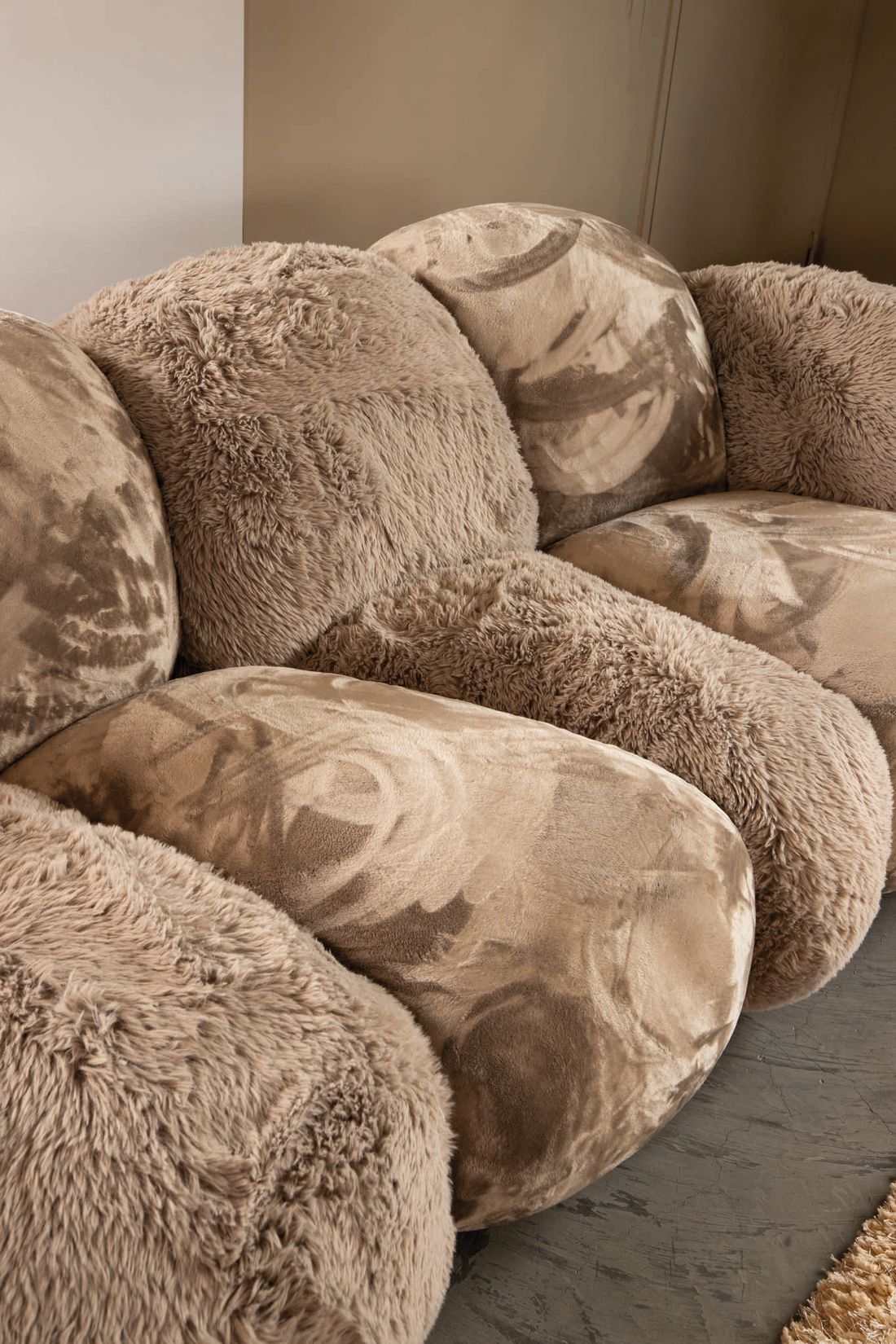 Detailaufnahme des weichen Lush-Stoffs Curvae Sofas von PTMD in Taupe