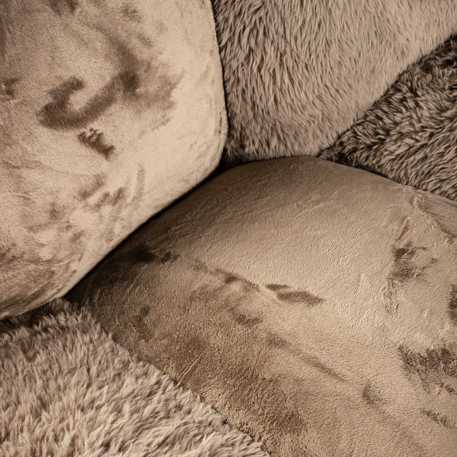 Detailaufnahme des weichen Lush-Stoffs Curvae Sofas von PTMD in Taupe