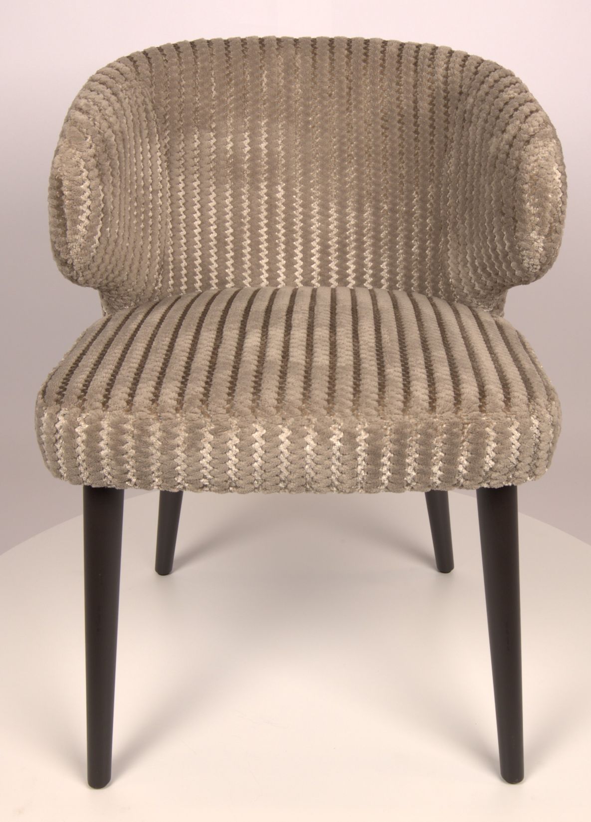 Armlehnenstuhl Fiori Beige 09 Linear mit dunklen Holzbeinen und beigem Daisy Violet Stoff.