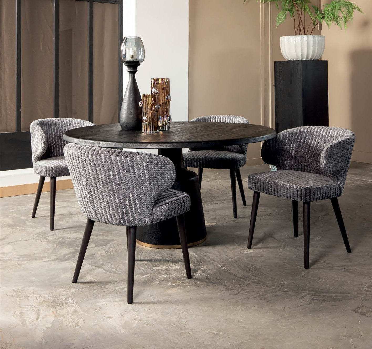 Entdecken Sie den Armlehnenstuhl Fiori Taupe 19 mit weichem Daisy Violet Stoff und dunklen braunen Beinen. Perfekt für moderne Ess- und Wohnbereiche. Maße: 57.0 x 50.0 x 80.0 cm | PTMD bei STUFF Shop kaufen