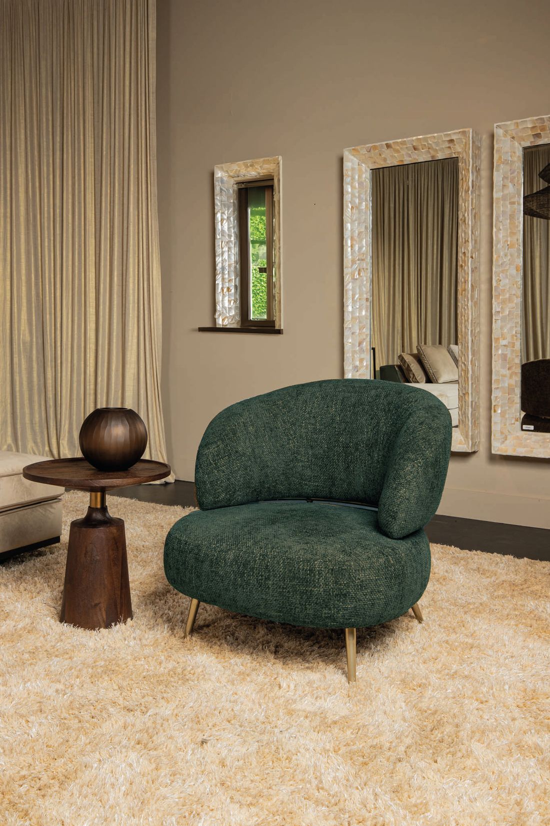 Sessel Franklyn Fauteuil Olive in einem modernen Wohnraum