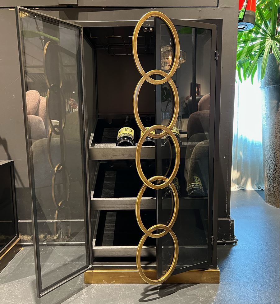 Weinschrank Riho Black Gold Metal mit geöffneter Rauchglastür