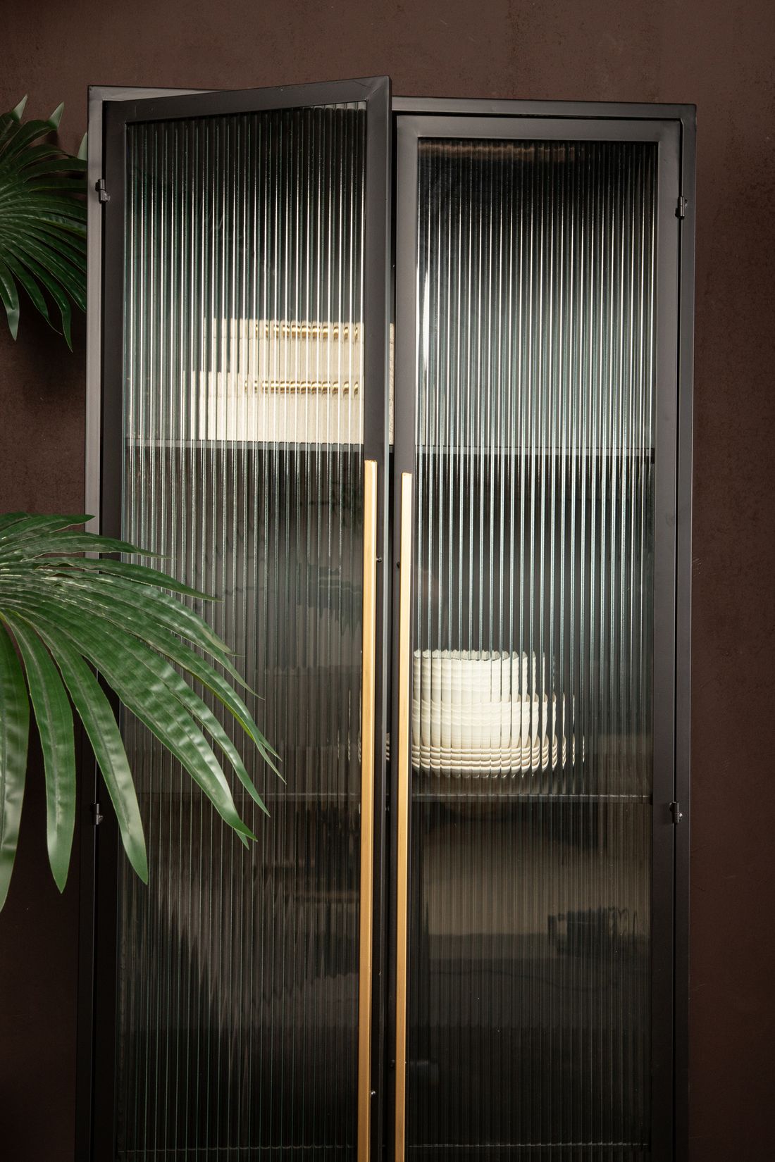 Vitrinenschrank Caeleen Black Gold mit rauchigen Glastüren und goldenem Griff