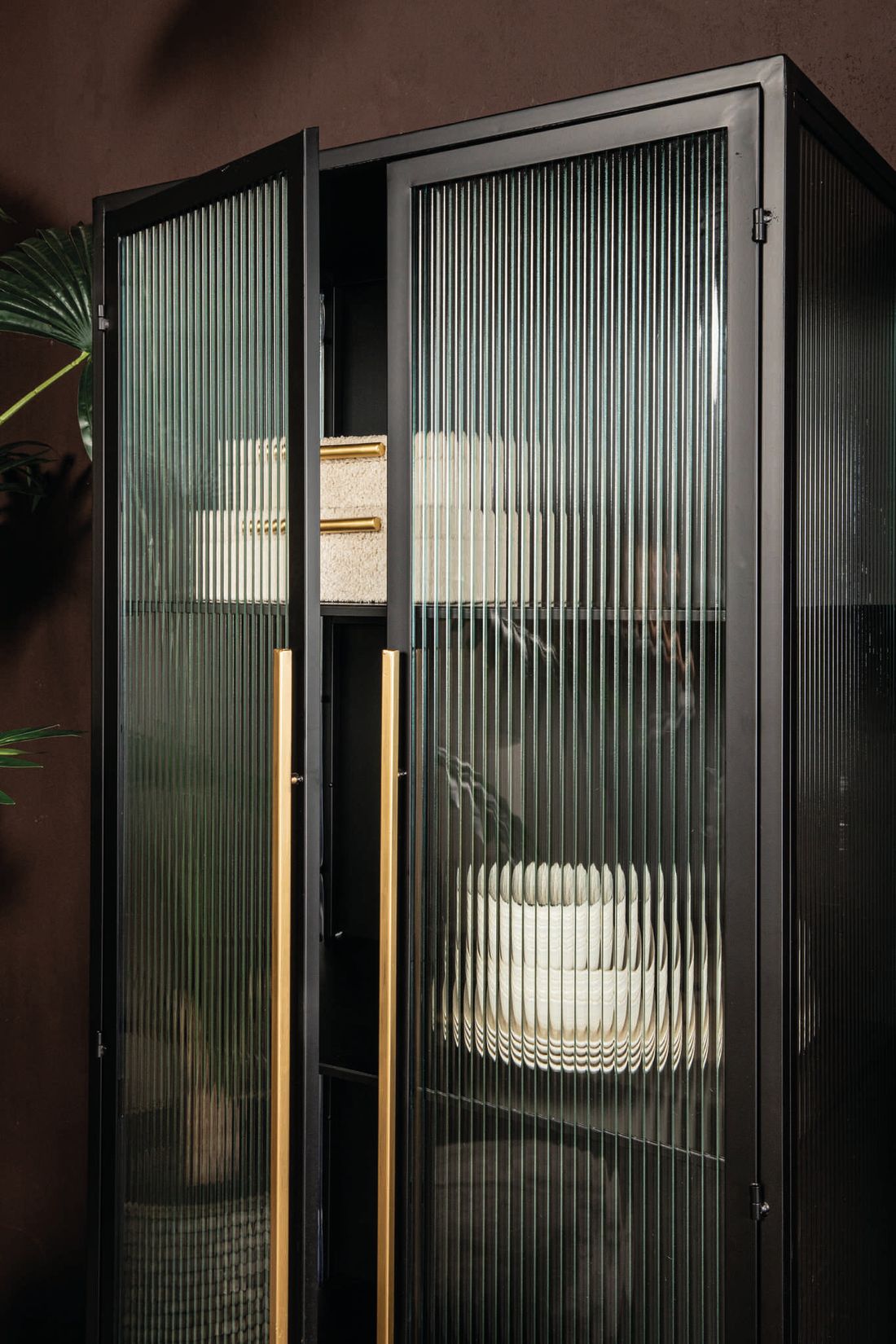 Vitrinenschrank Caeleen Black Gold mit rauchigen Glastüren und goldenem Griff