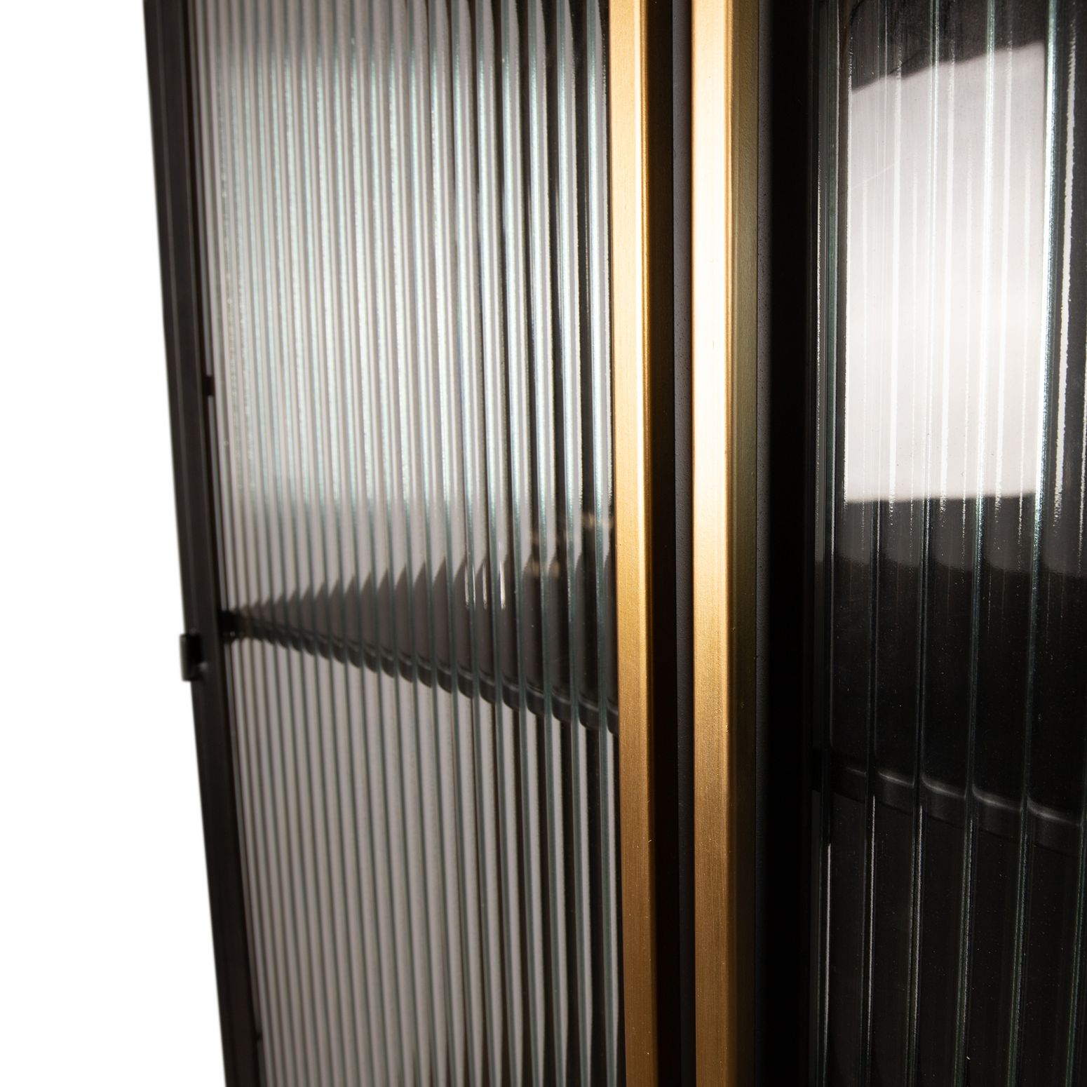 Vitrinenschrank Caeleen Black Gold mit rauchigen Glastüren und goldenem Griff