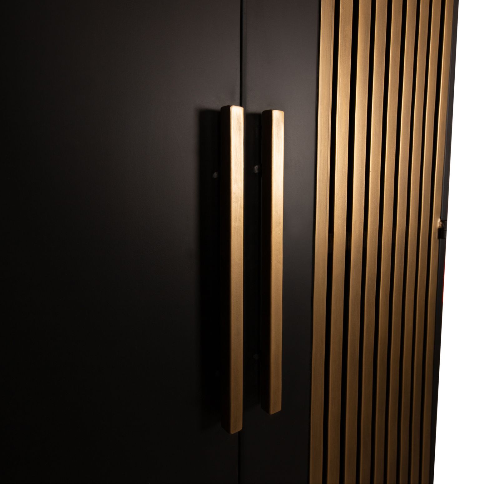 Detailansicht goldene Lamellen des Schranks Sayan