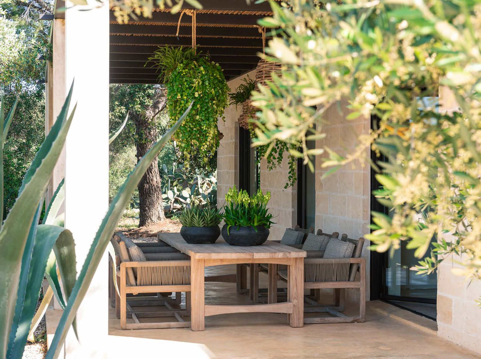 Esstisch Jacoba Small aus Teakholz in Natural Grey von Gommaire