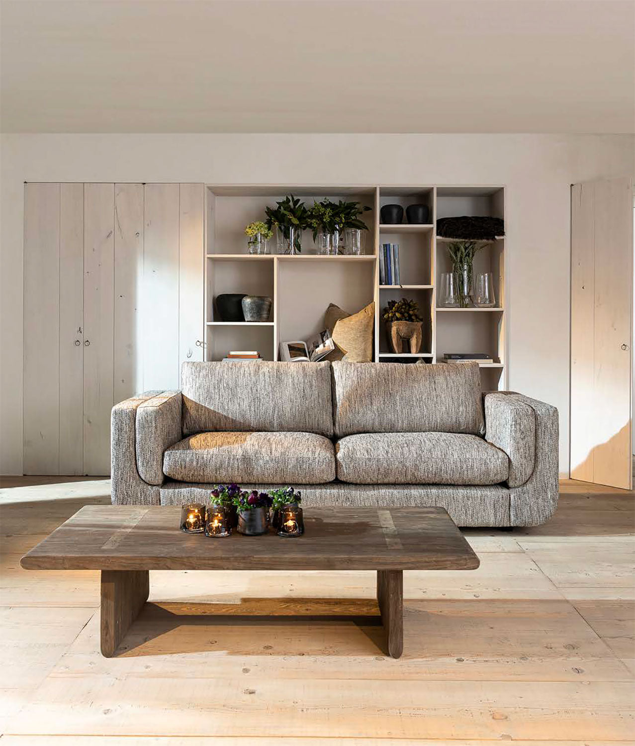 Sofa Dean von Gommaire in Stoffkategorie A-G, luxuriöses und modernes Design für Ihr Wohnzimmer