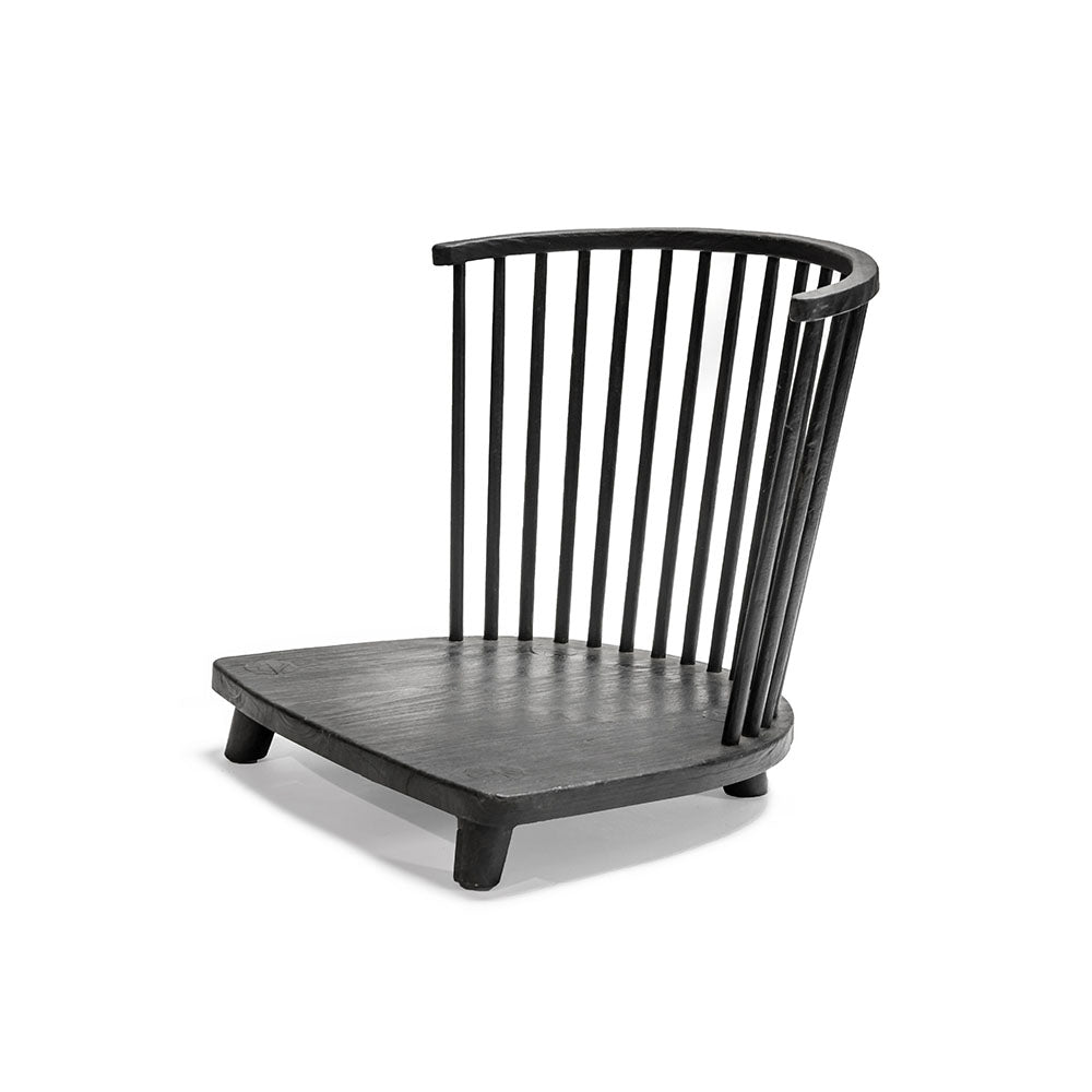 Eleganter Sessel Carol Indoor von Gommaire aus recyceltem Teakholz mit hochwertigem Polster in edlem Stoff, passend für moderne Wohnräume.