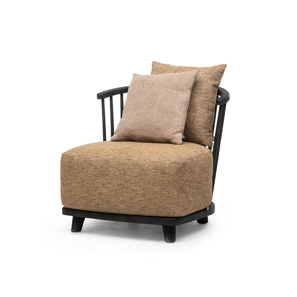 Eleganter Sessel Carol Indoor von Gommaire aus recyceltem Teakholz mit hochwertigem Polster in edlem Stoff, passend für moderne Wohnräume.