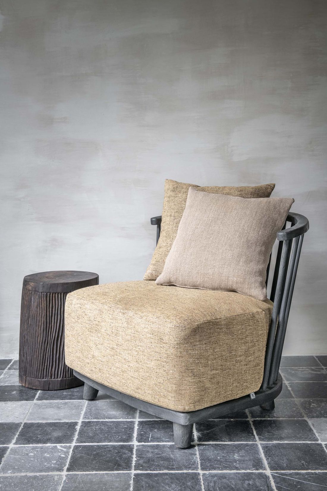 Eleganter Sessel Carol Indoor von Gommaire aus recyceltem Teakholz mit hochwertigem Polster in edlem Stoff, passend für moderne Wohnräume.