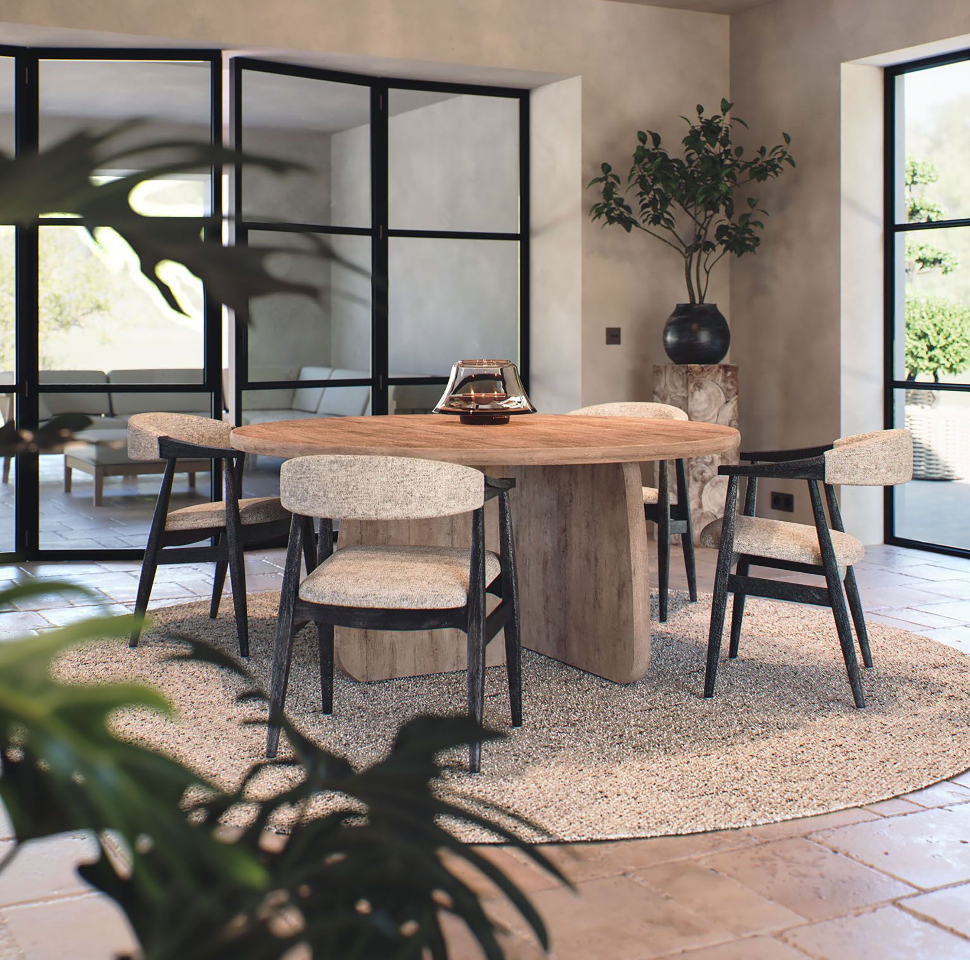 Armlehnenstuhl Faye von Gommaire aus Teakholz Fume mit gepolstertem Sitz und Rückenlehne