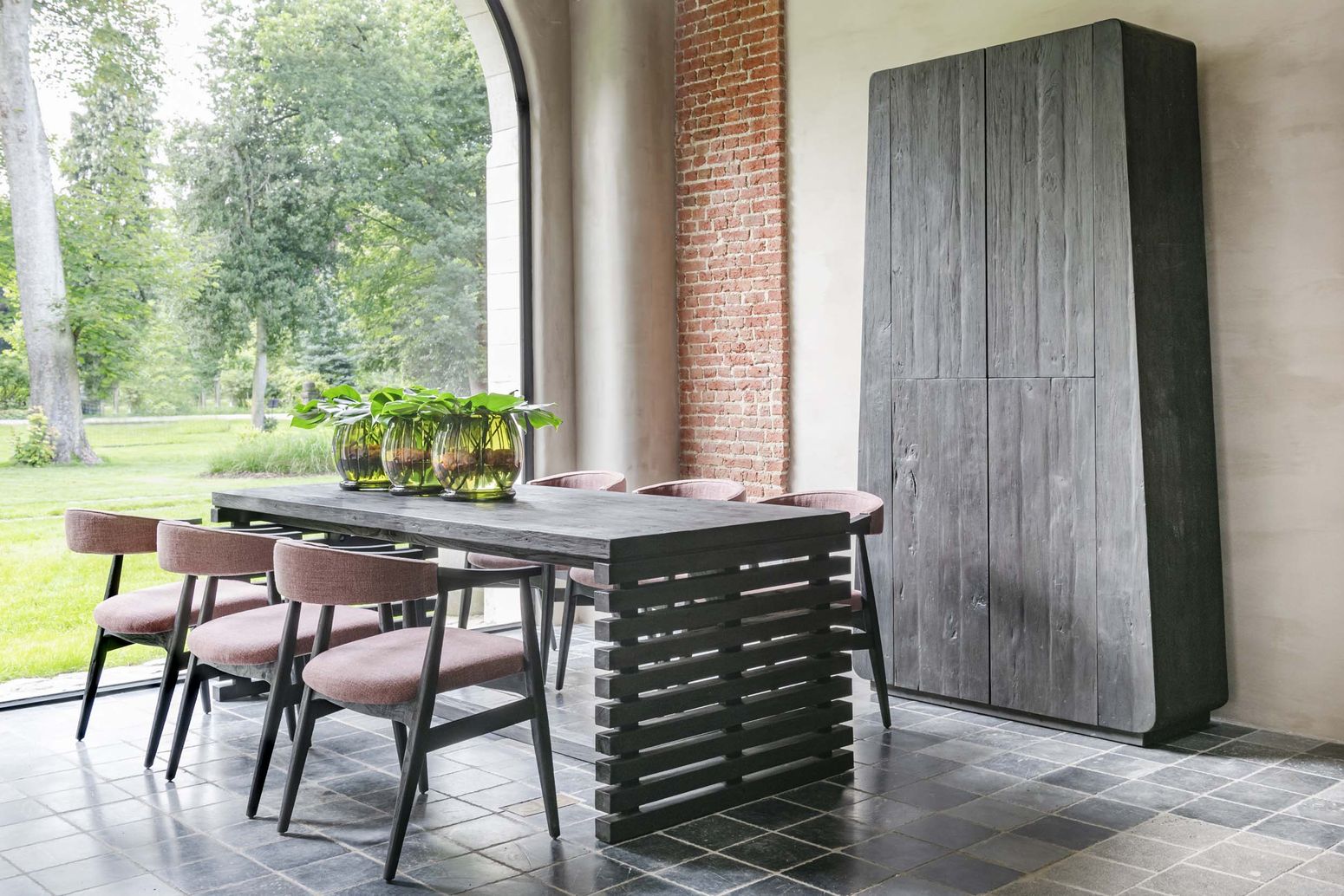 Armlehnenstuhl Faye von Gommaire aus Teakholz Fume mit gepolstertem Sitz und Rückenlehne