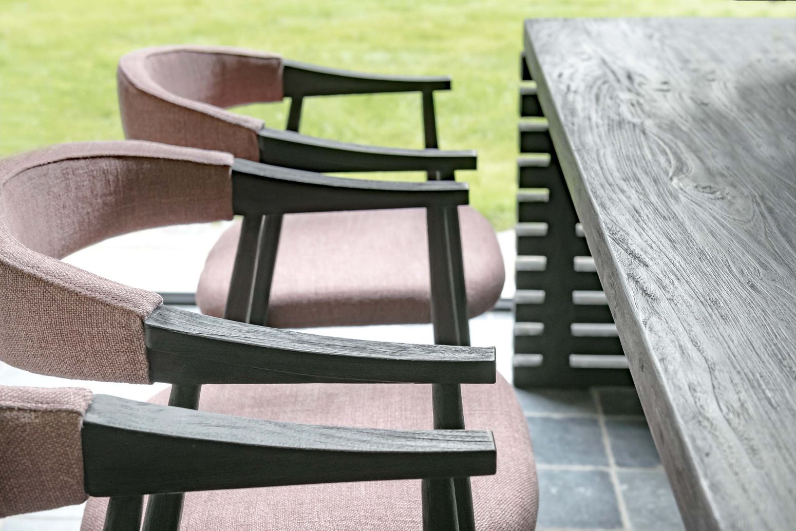 Armlehnenstuhl Faye von Gommaire aus Teakholz Fume mit gepolstertem Sitz und Rückenlehne