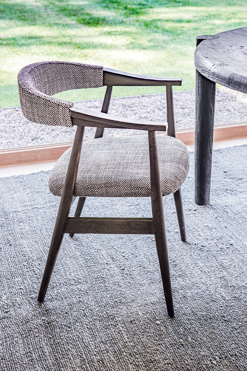 Armlehnenstuhl Faye von Gommaire aus Teakholz Fume mit gepolstertem Sitz und Rückenlehne