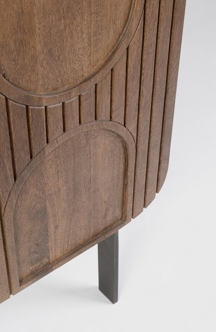 Schrank Orissa Braun aus Mangoholz mit gerillten Oberflächen und modernem Design