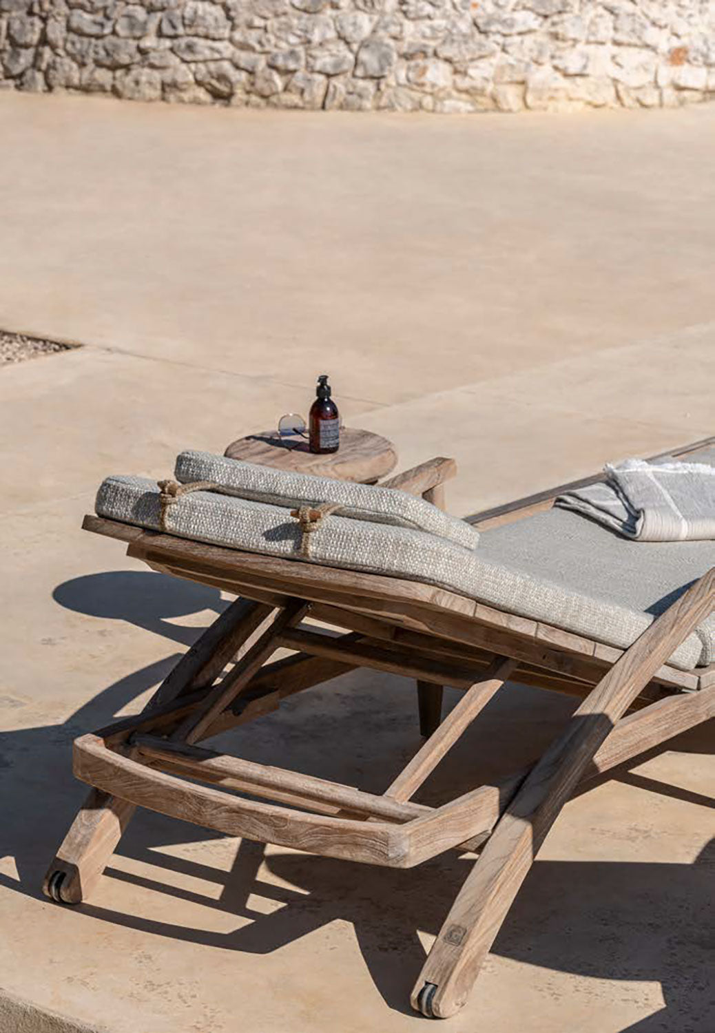 Sonnenliege Faye Teak Natural Grey mit Polster Ktextou – Gommaire Outdoor