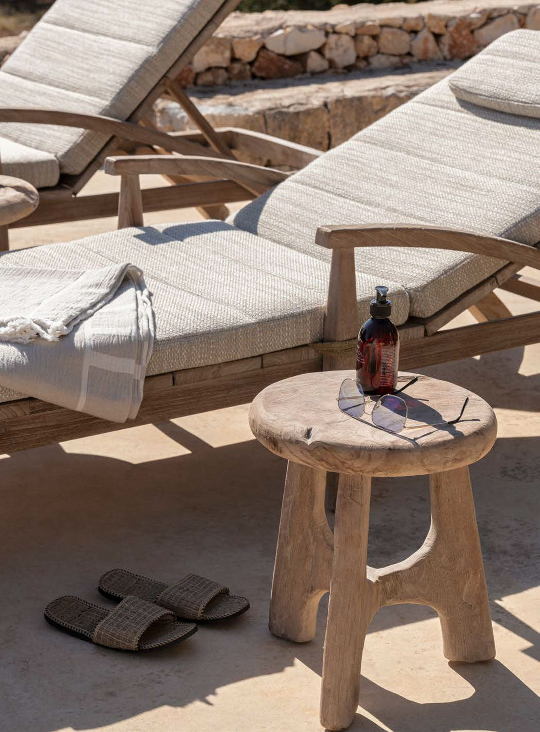 Sonnenliege Faye Teak Natural Grey mit Polster Ktextout – Gommaire Outdoor