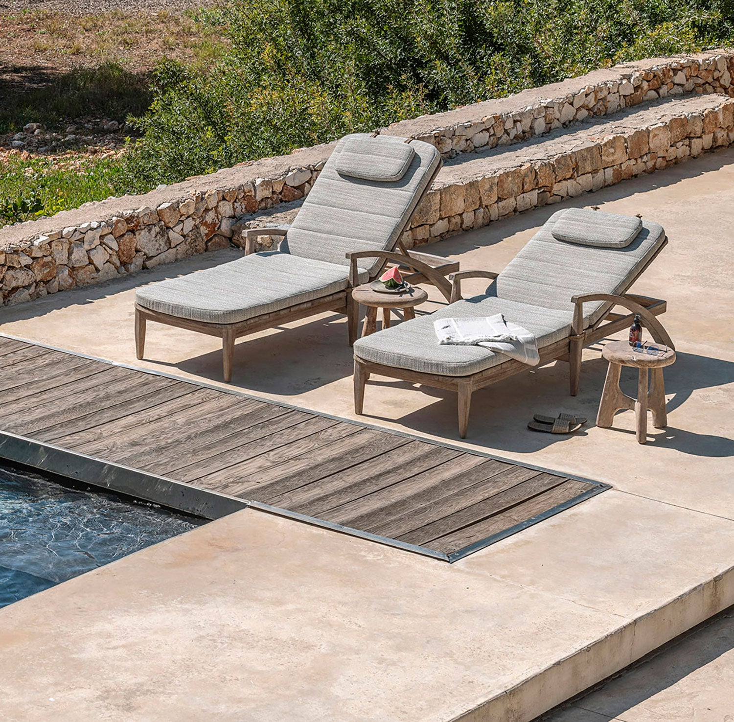 Sonnenliege Faye Teak Natural Grey mit Polster Basic – Gommaire Outdoor