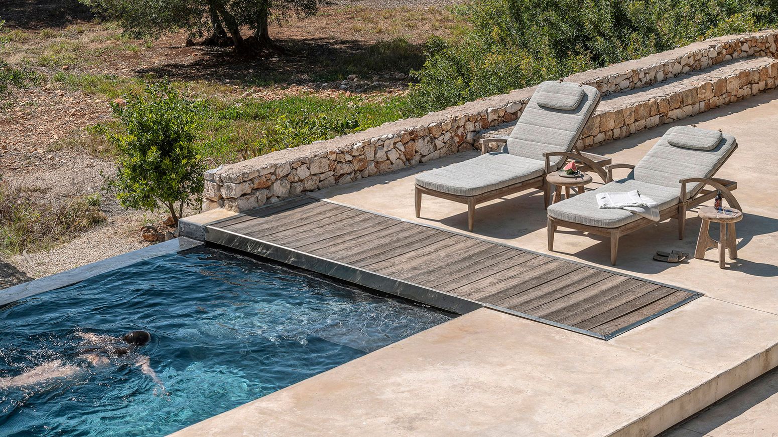 Sonnenliege Faye Teak Natural Grey mit Polster Basic – Gommaire Outdoor