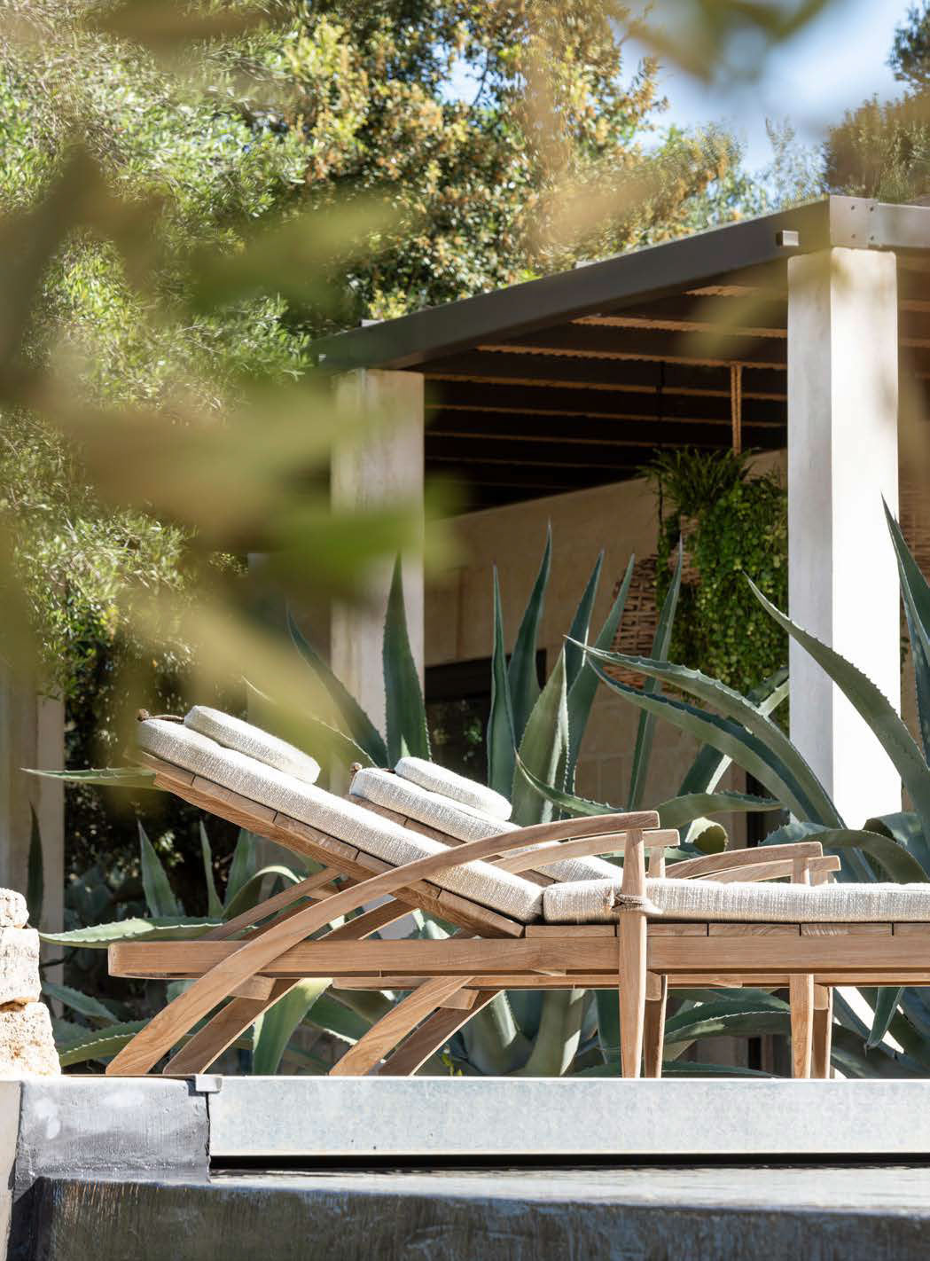 Sonnenliege Faye Teak Natural Grey mit Polster Basic – Gommaire Outdoor